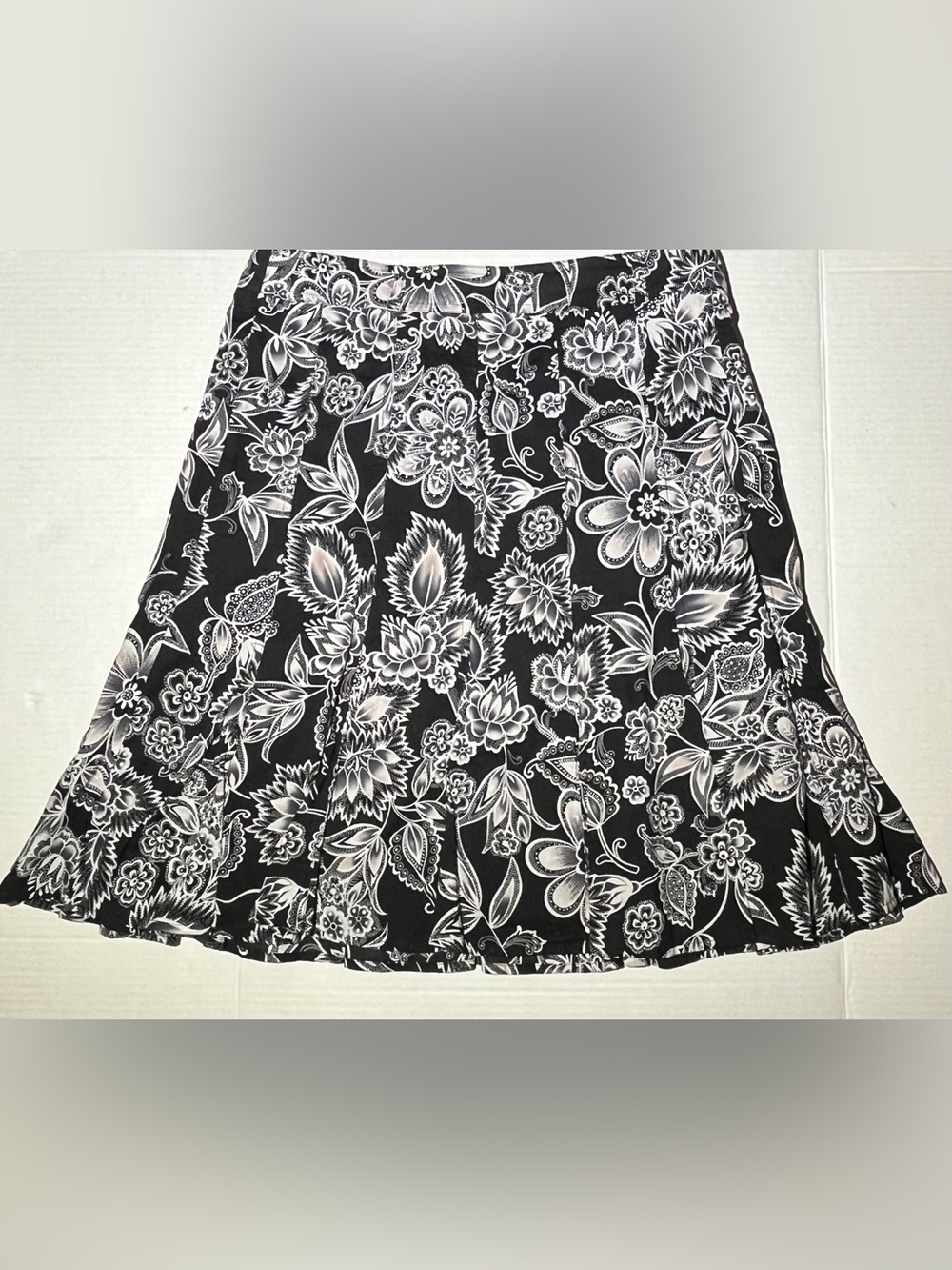 Laura - Black & White Floral A-Line Skirt
Fully Lined 100% Cotton